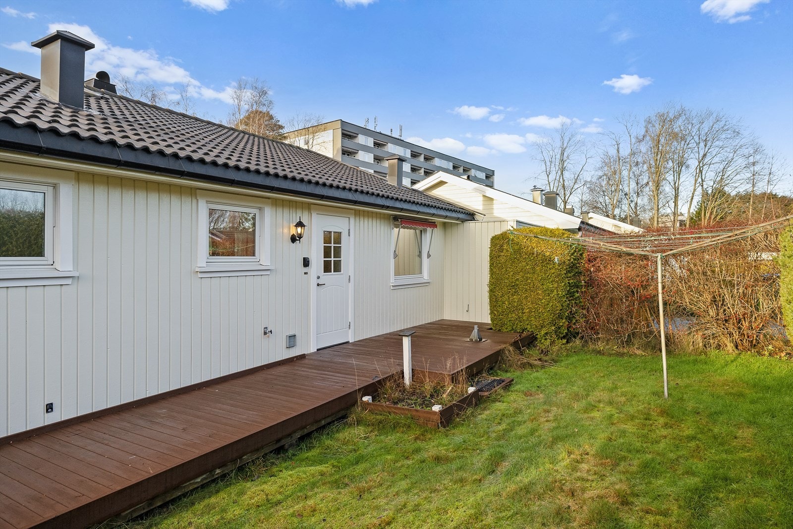 Boligen byr på en funksjonell planløsning, privat terrasse og hage, samt gode tilleggsarealer som gjør hverdagen både enkel og fleksibel. Galleribilde