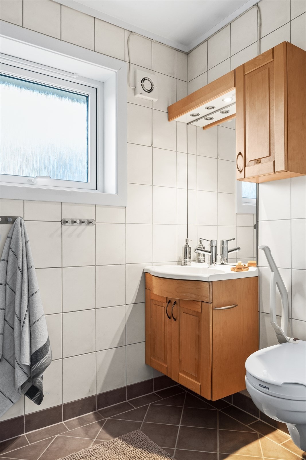 her finner du blant annet toalett, servant med skapinnredning, speil og vegghengt skap. Galleribilde