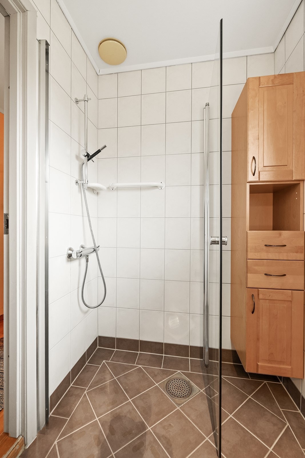 I tillegg har badet selvfølgelig et dusjhjørne og mer skapinnredning for oppbevaring. Galleribilde