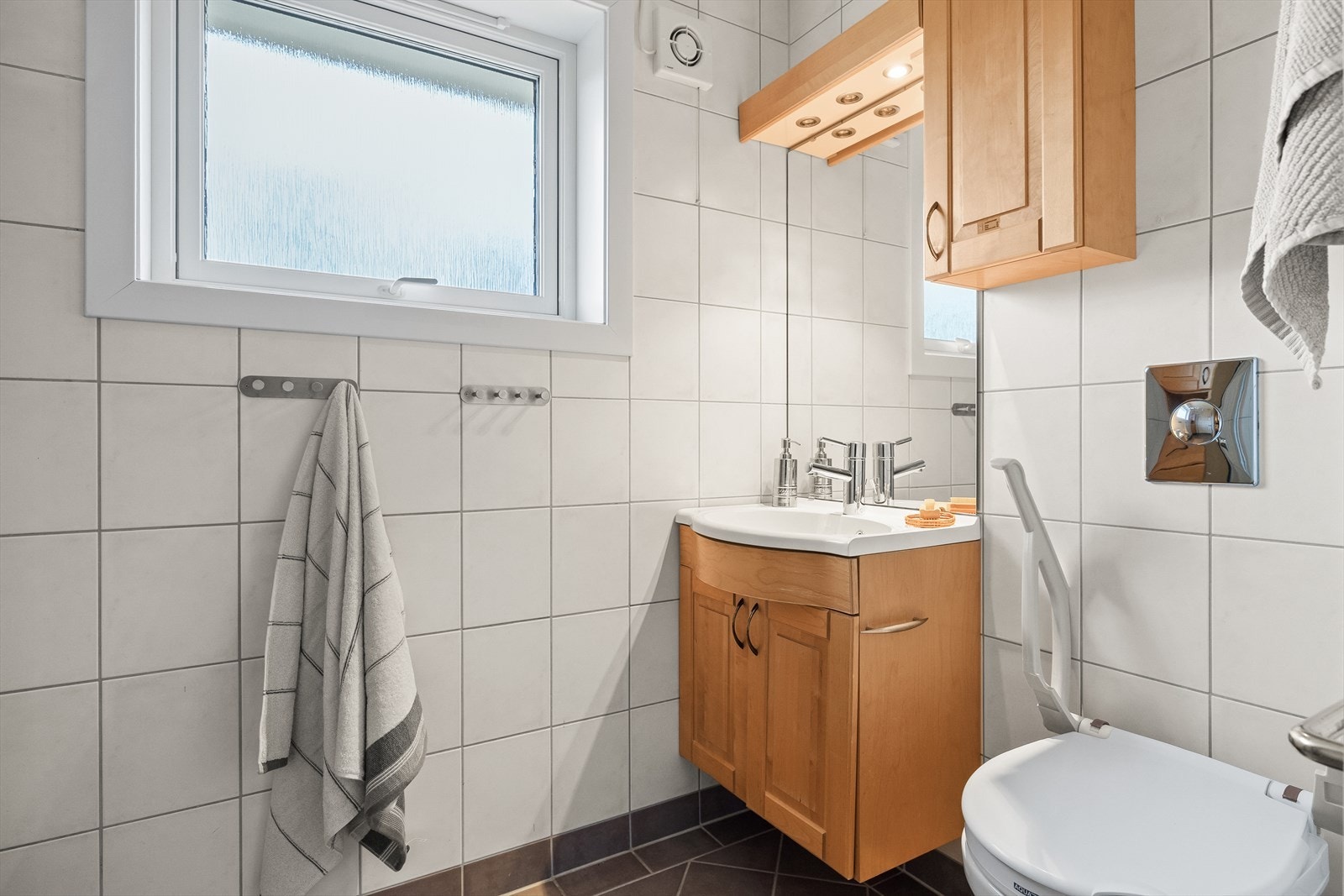 Badet er flislagt med deilig varmekabler i gulv. Galleribilde