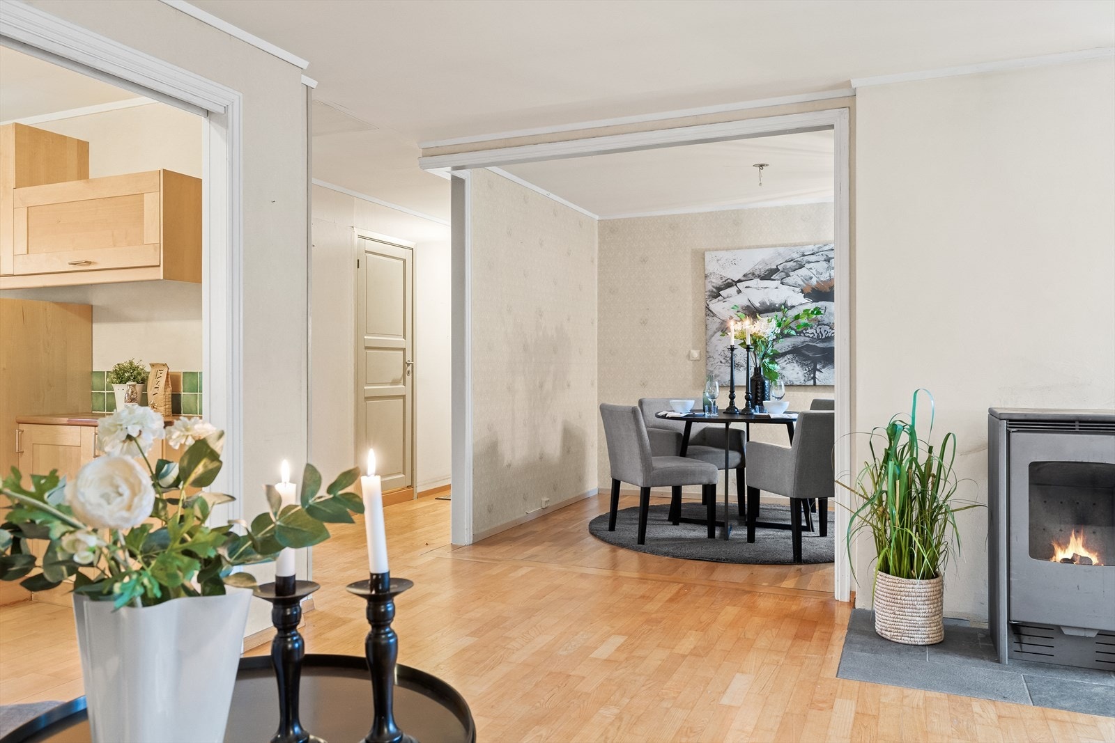 I tillegg finner du en koselig ovn, som bidrar til varme og hygge på kalde høst- og vinterdager. Galleribilde