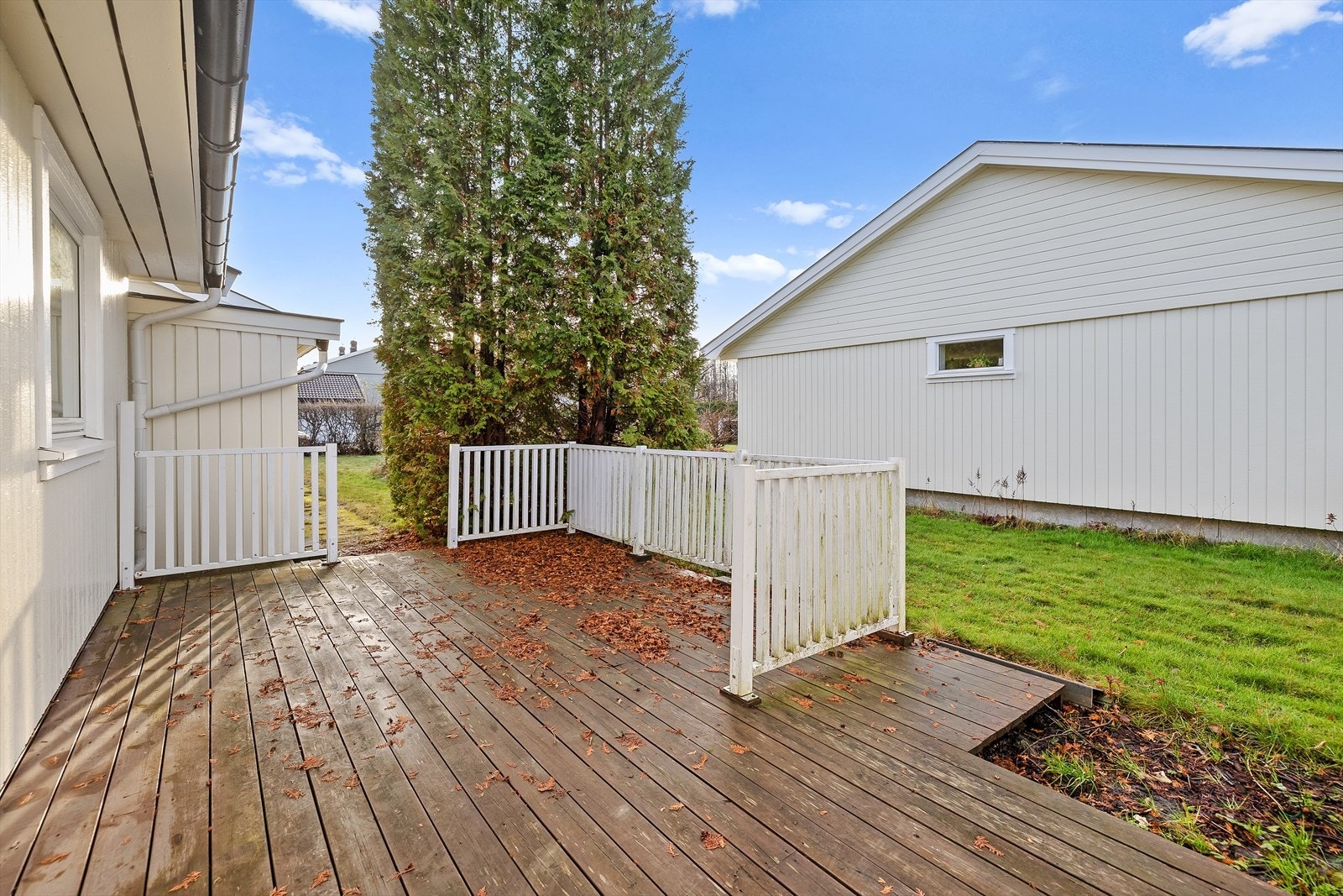 Fra stuen er det direkte utgang til en solrik terrasse med fin plass til utemøbler. Galleribilde