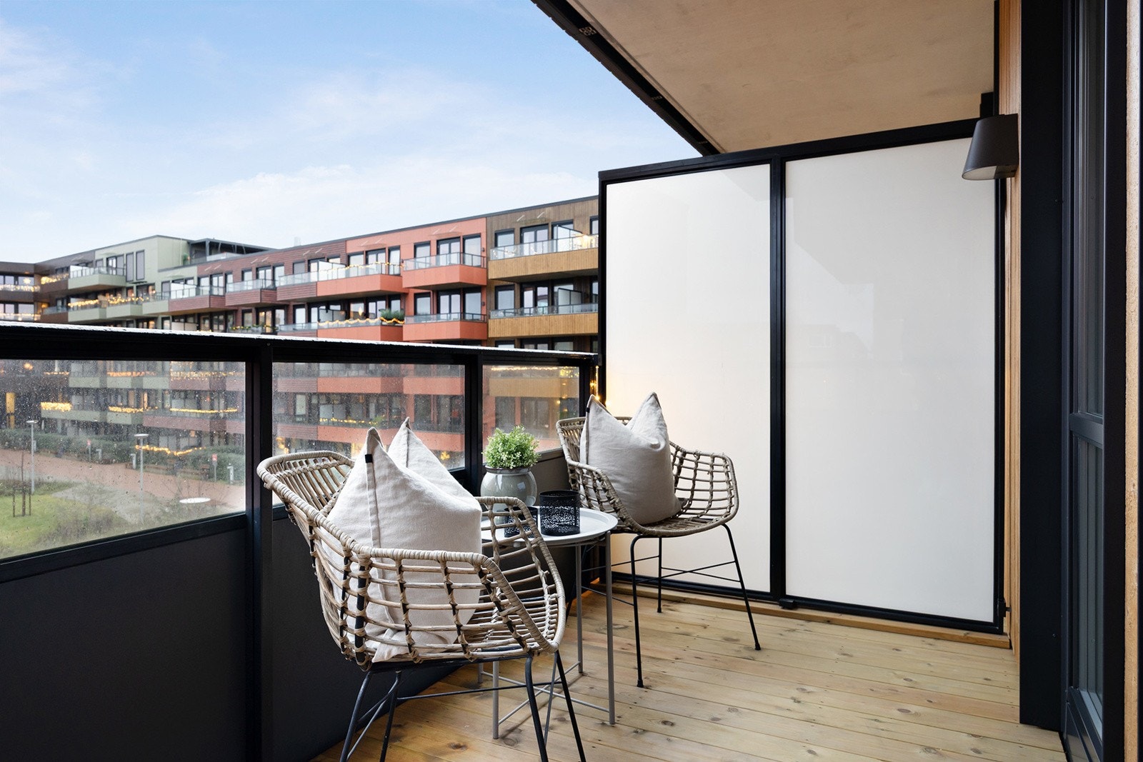 Rekkverk er utformet med plater og glass. Galleribilde