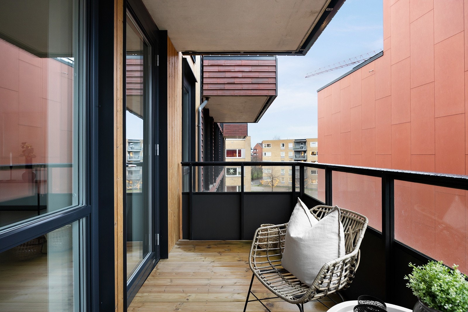 Balkong på ca. 6 m² med hovedretning orientert mot nord/nordøst og med adkomst fra soverom. Galleribilde