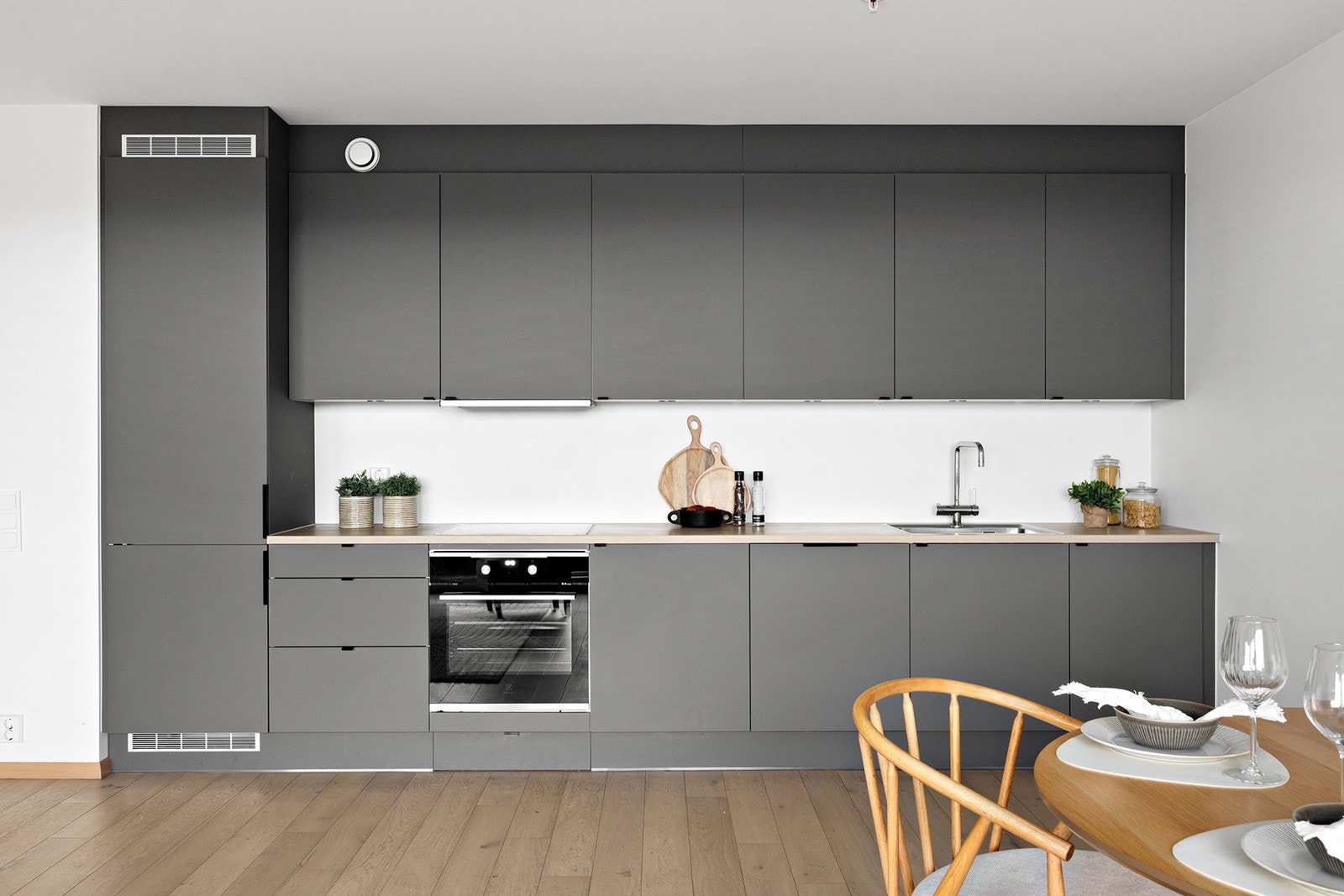 Det er integrerte hvitevarer som kjøl/fryseskap, oppvaskmaskin, induksjonstopp, stekeovn og det er installert vannstoppsystem og komfyrvakt. Galleribilde