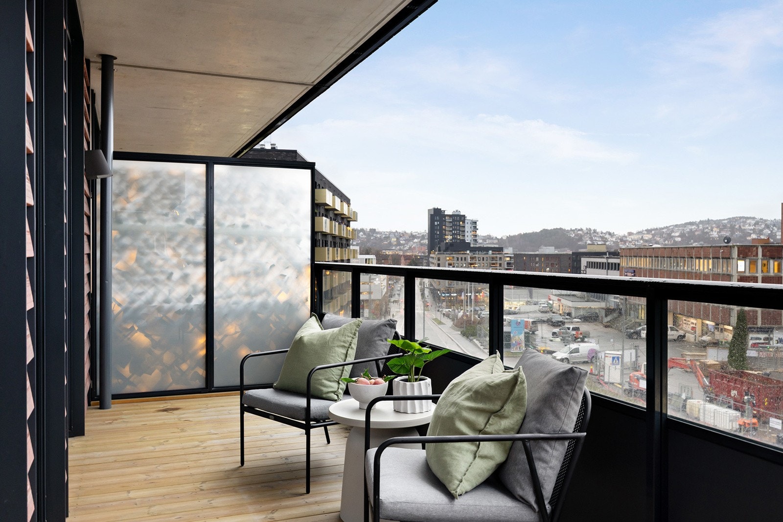 Balkong på ca. 10 m² med hovedretning orientert mot syd/sydvest og med adkomst fra stue. Galleribilde