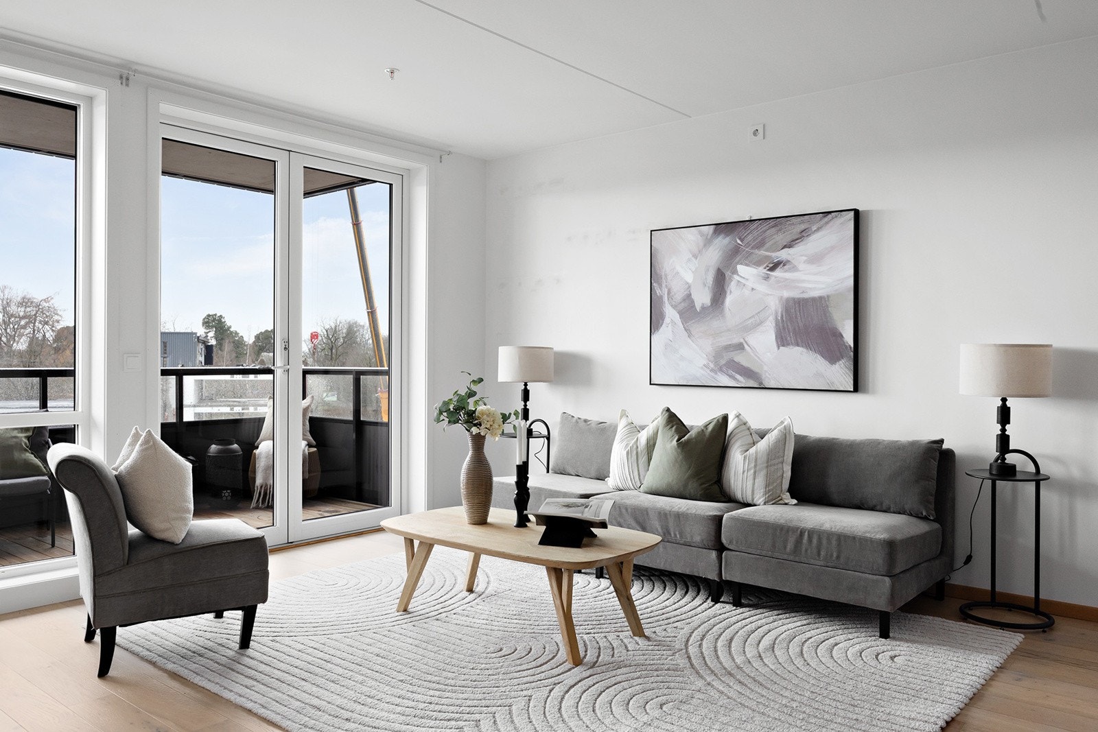 Stue store vindusflater og 1-stavs eikeparkett. Galleribilde