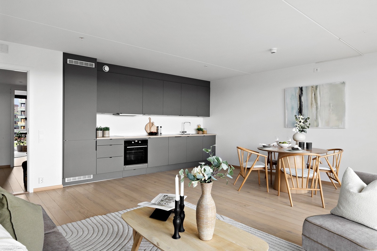 Kjøkkenet har innredning med glatte fronter og benkeplaten er av laminat med enkel stålkum. Galleribilde