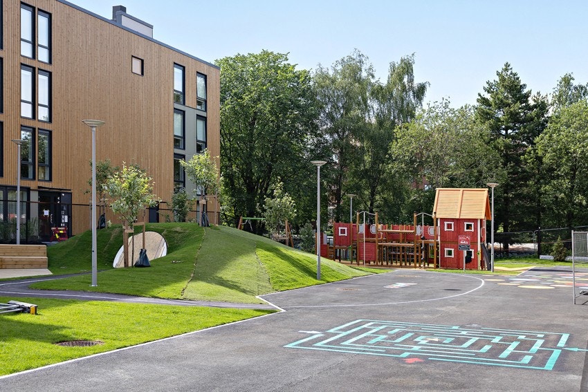 Lekearealer i barnehage i borettslagets gårdsrom. Galleribilde