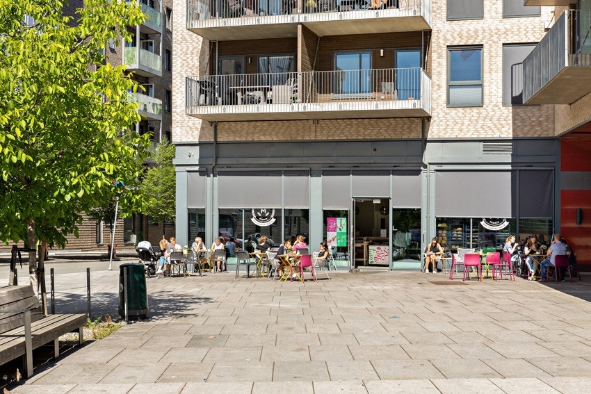 Det er flere spisesteder i nabolaget. Her fra Boulangerie M, et fransk håndverksbakeri med fokus på kvalitet. Galleribilde