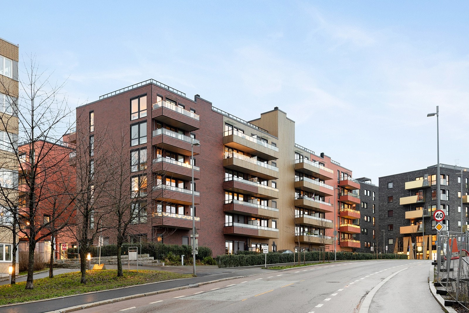 Det er utvendig og innvendig sykkelparkering, inkl. noen plasser for lastesykler og mulighet for ladestasjon for elsykkel. Galleribilde