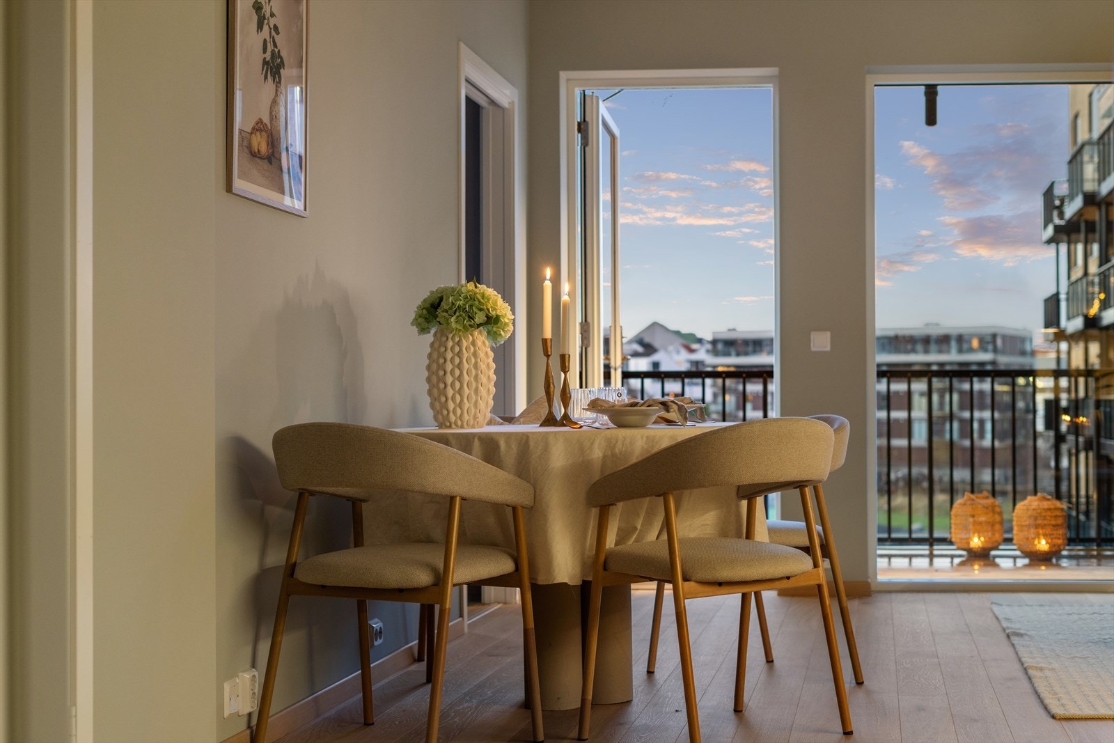 Kveldssol gir en lun stemning til spiseplassen ved balkongen. Galleribilde