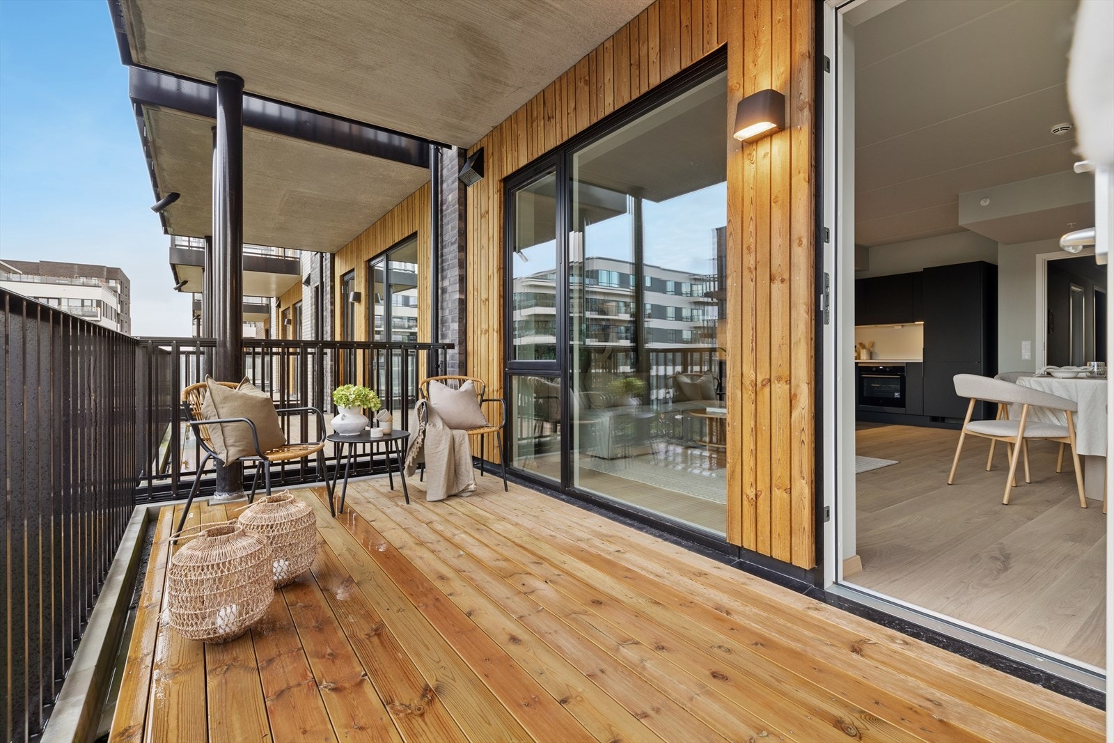 Direkte utgang til balkongen fra stuen gir enkel tilgang til uteområdet. Galleribilde