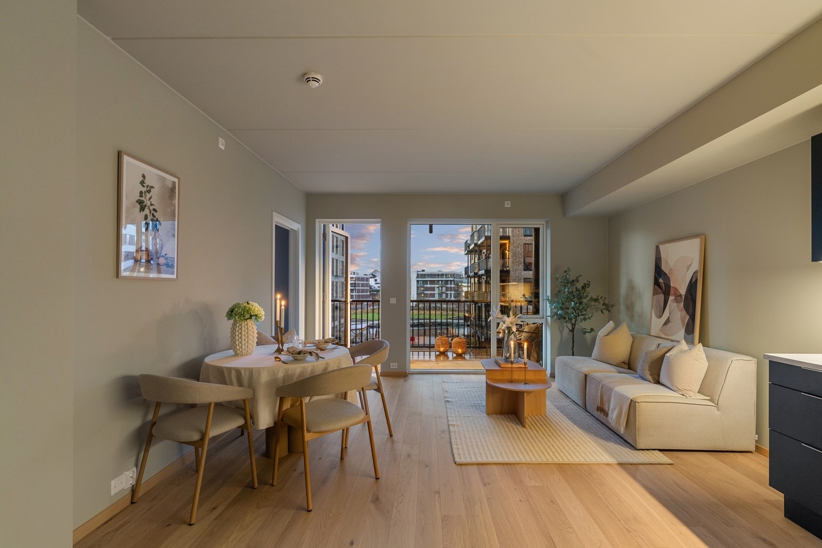 Åpen planløsning med utgang til balkong, ideell for naturlig lysinnslipp. Kjøkkenet ligger i direkte tilknytning til stuen. Galleribilde