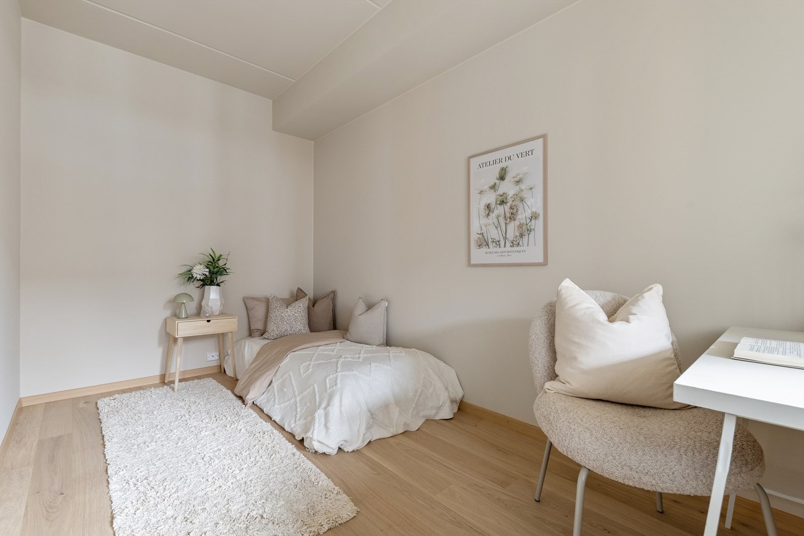 Enkel tilgang til arbeidsplass og soveområde gir rommet fleksibilitet. Galleribilde