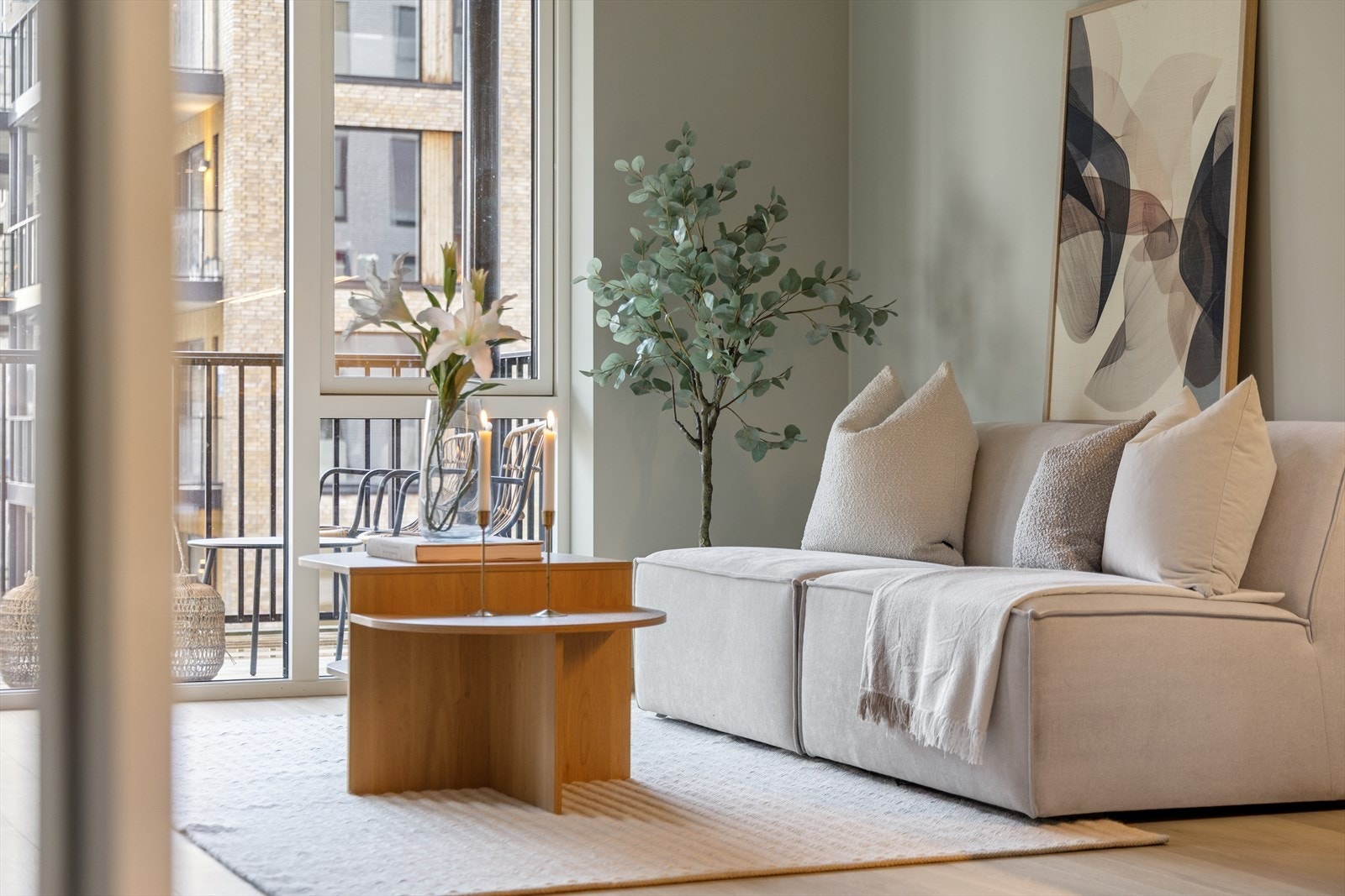 Direkte tilgang til balkong fra stuen skaper en sømløs overgang mellom inne- og uteområder. Galleribilde