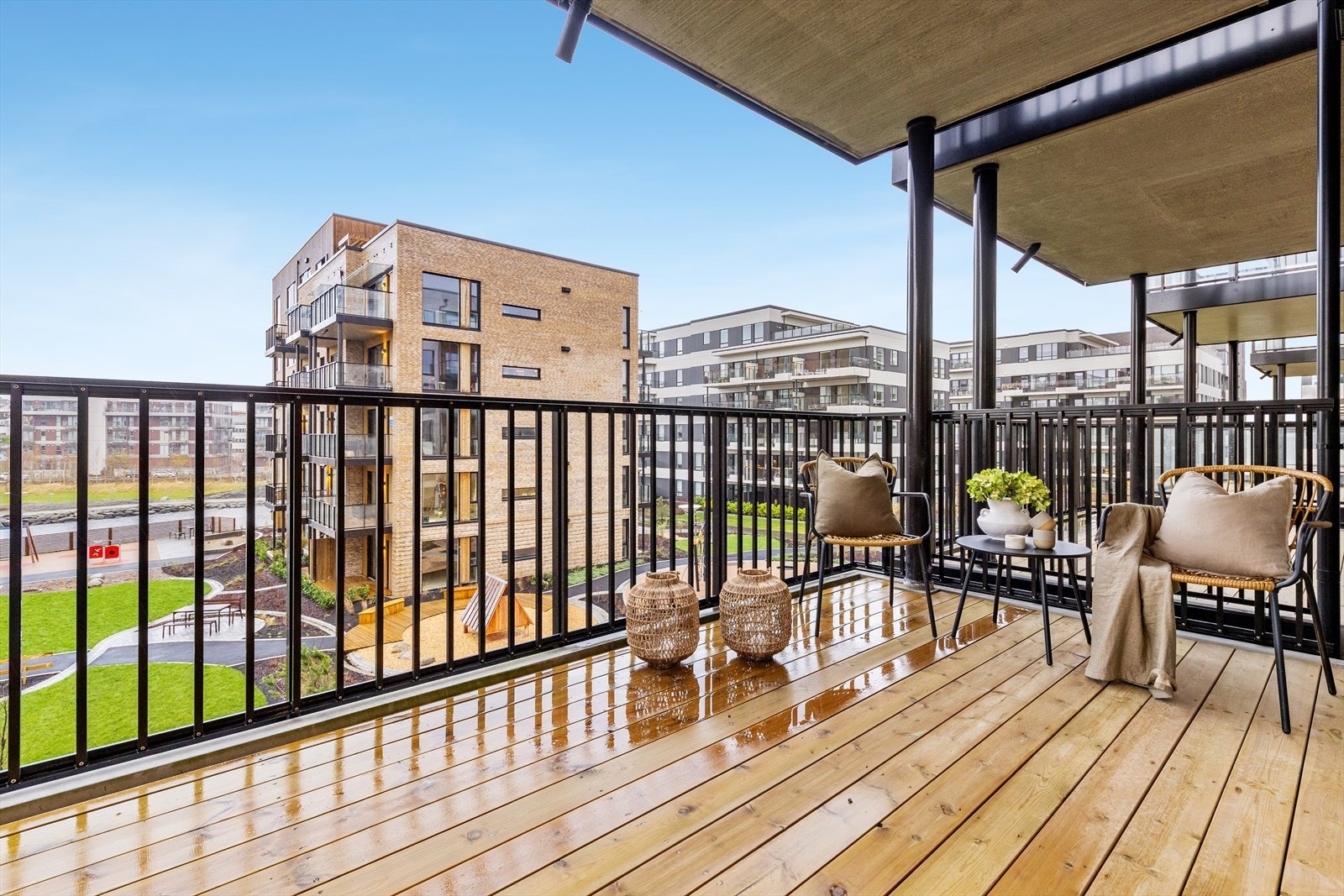 Romslig balkong med plass til møbler gir mulighet for utendørs avslapning. Galleribilde