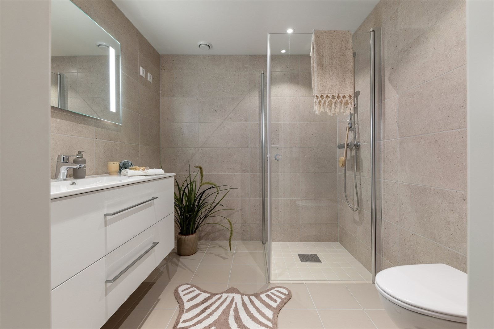 Delikat baderom med flislagte vegger og gulv gir et solid og vedlikeholdsfritt bademiljø. Varmekabler i gulv. Galleribilde