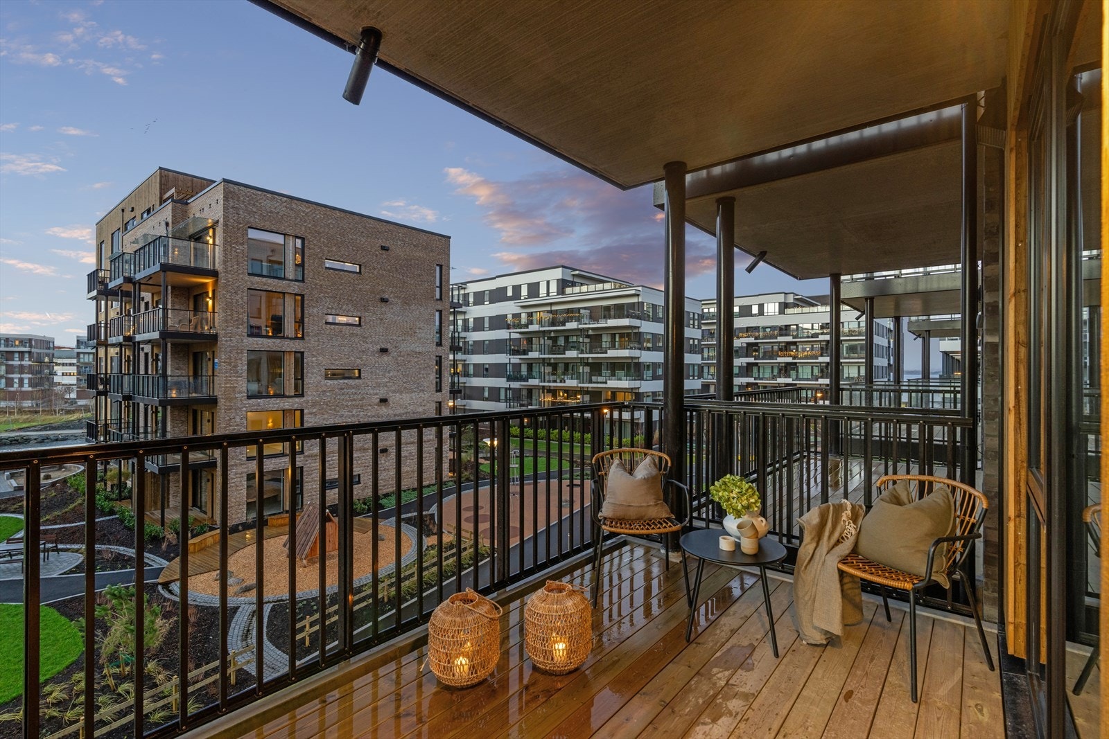 Utsikt mot grøntområde og det hyggelige nabolaget som omgir eiendommen gir en avslappende atmosfære. Galleribilde