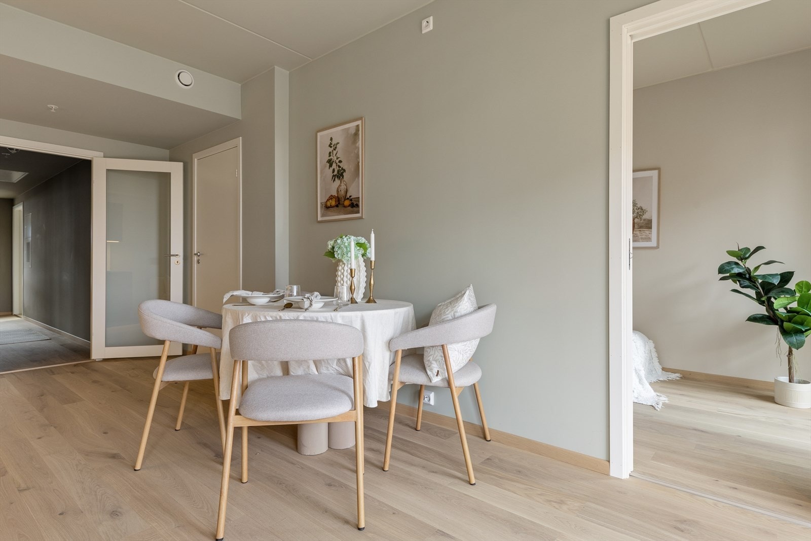 Lys spiseplass med parkettgulv gir enkel tilgang til tilstøtende rom gjennom skyvedør. Åpen løsning mot entréen gir en naturlig overgang mellom rommene. Galleribilde