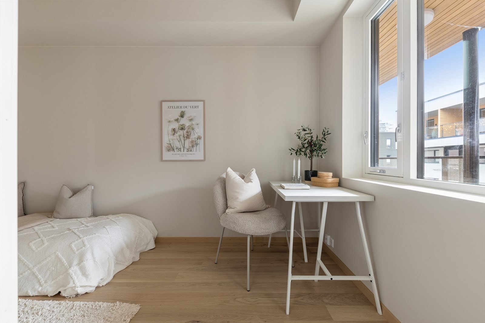 Soverom med arbeidsplass ved vinduet gir rommet funksjonalitet og lys. Galleribilde