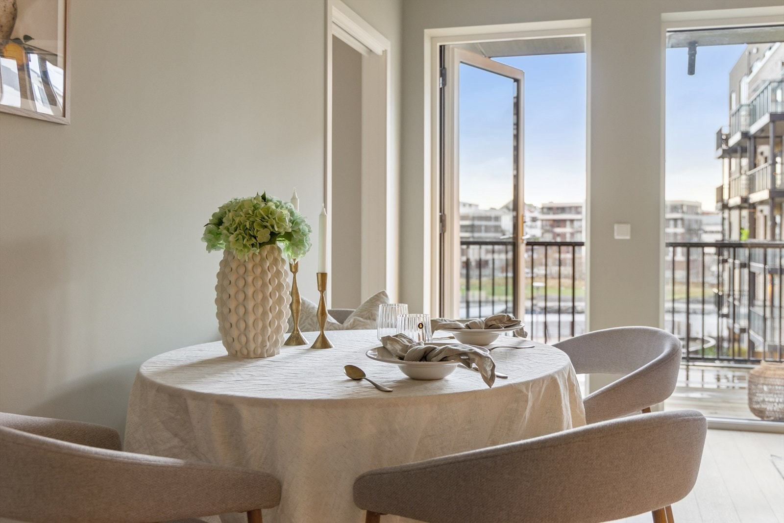 Hyggelig spiseplass som du kan dekke på og invitere inn til sosiale sammenkomster og hyggelige måltider. Galleribilde