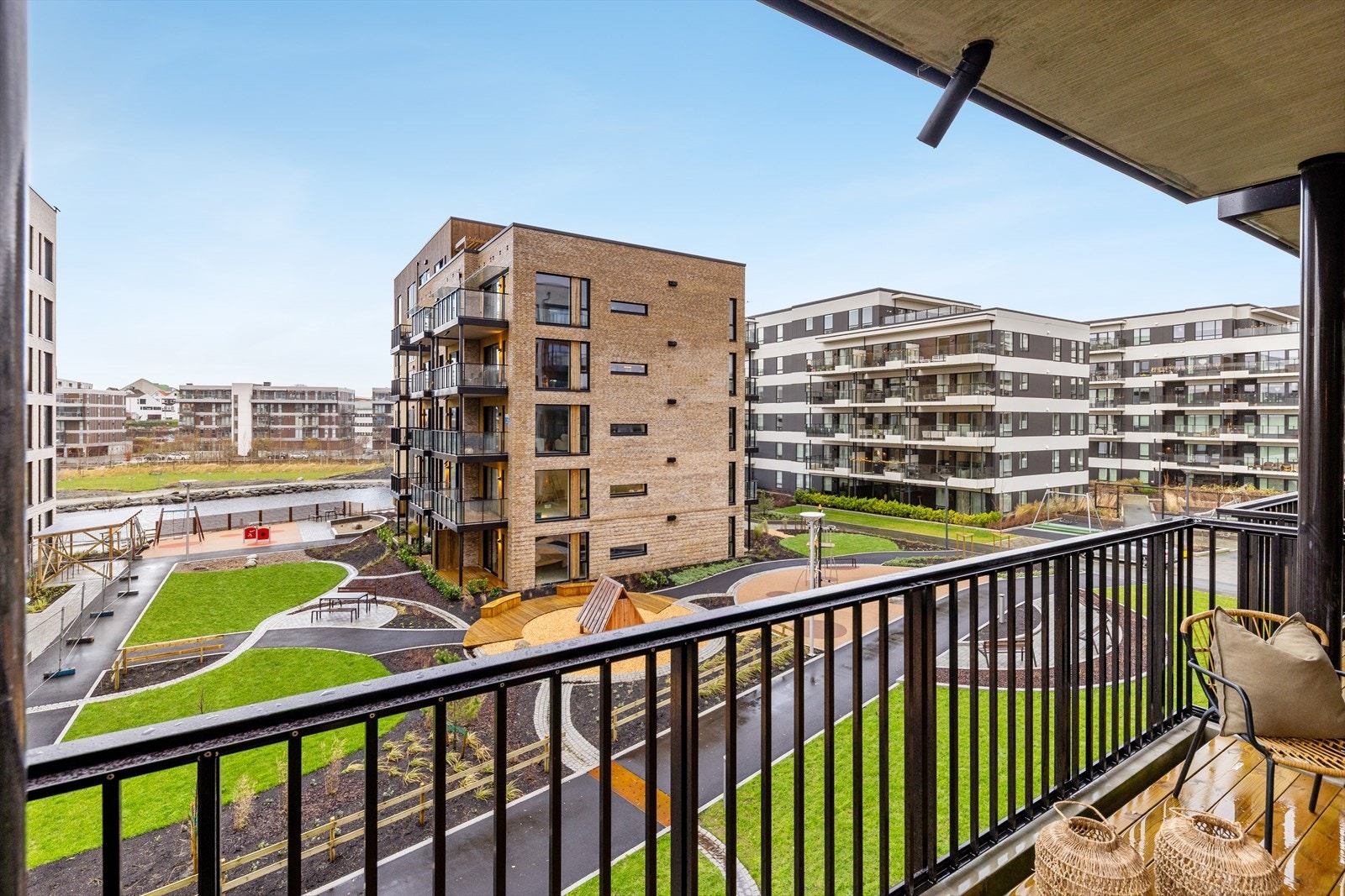 Fra balkongen er det utsikt over grøntområder og lekeplass, med god avstand til nabobygg. Galleribilde