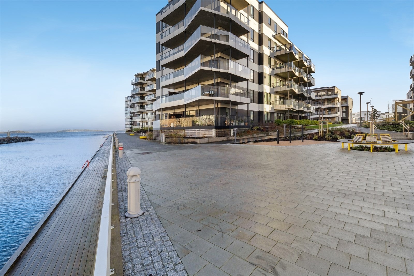 Promenade langs vannet gir enkel tilgang til sjøen og flotte turmuligheter. Galleribilde