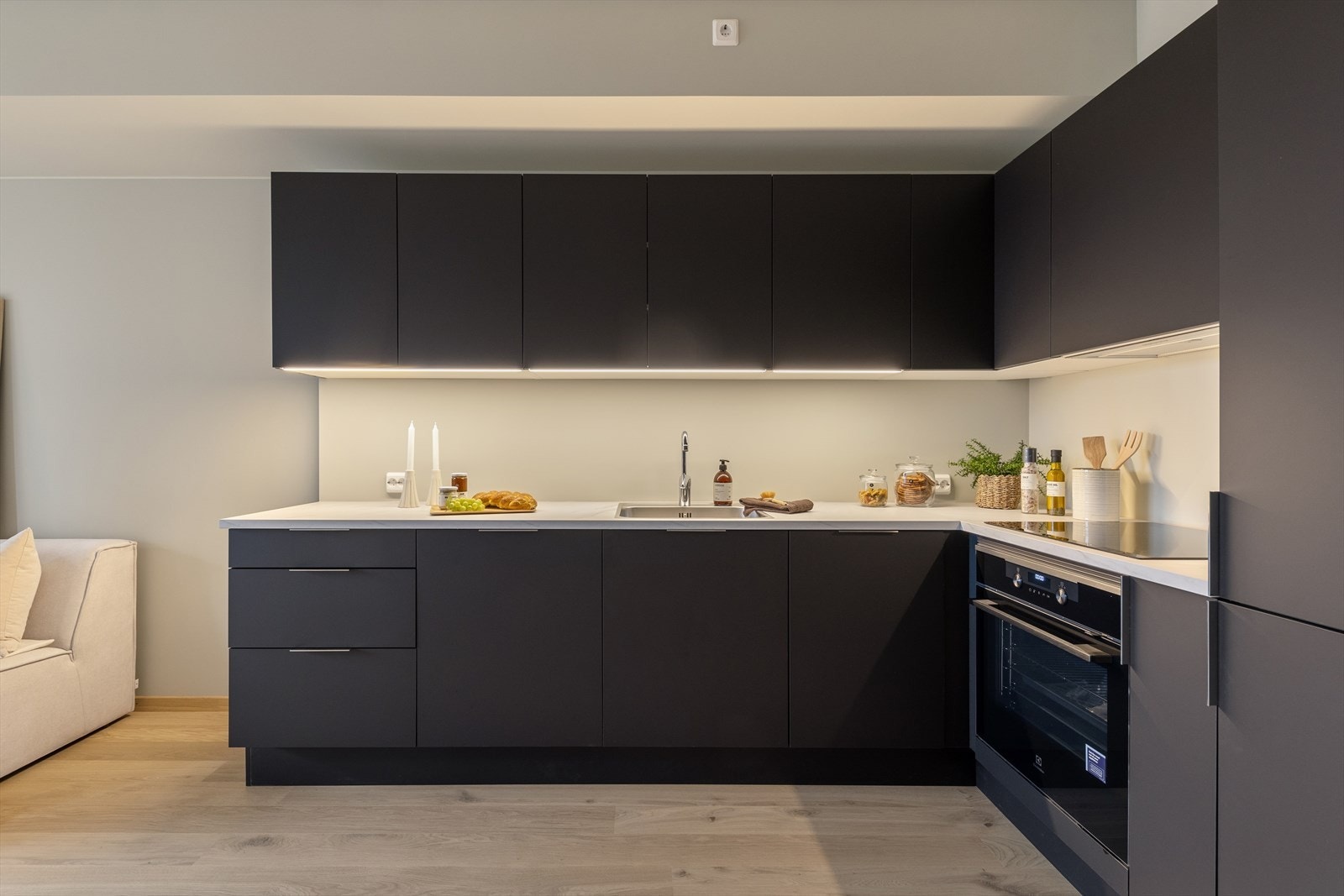 Mørke kjøkkenfronter gir et stilrent og ryddig uttrykk. Galleribilde