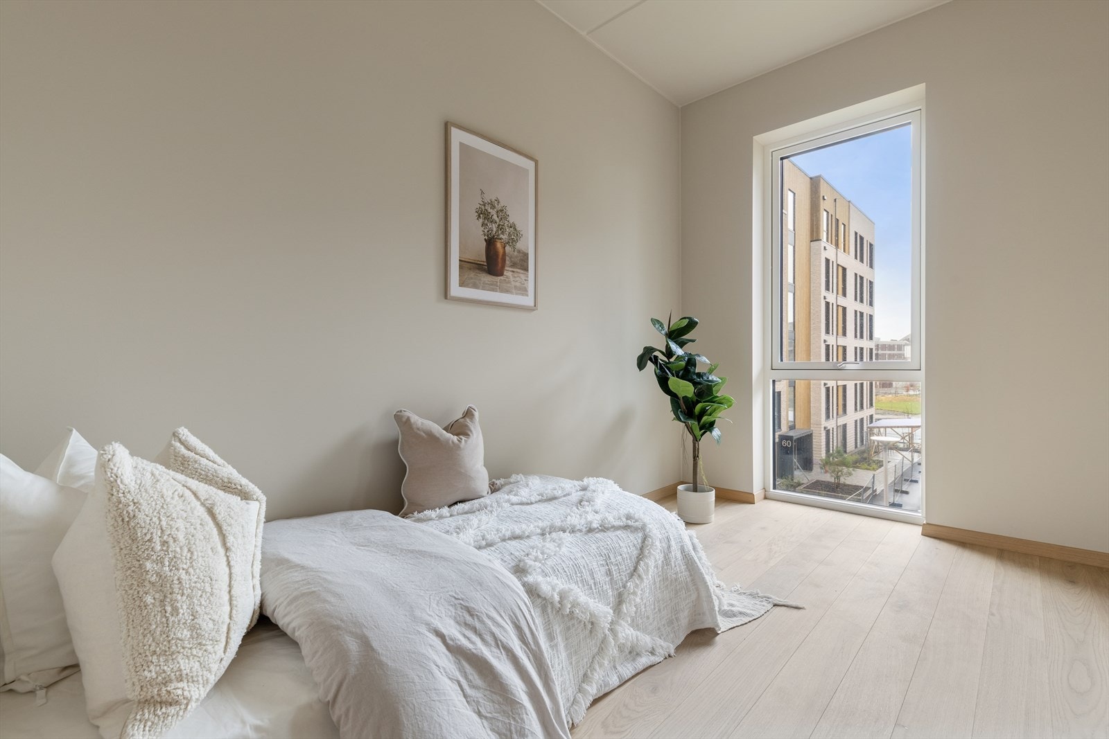 Store vindusflater gir naturlig lysinnslipp og utsikt mot nærområdet. Galleribilde