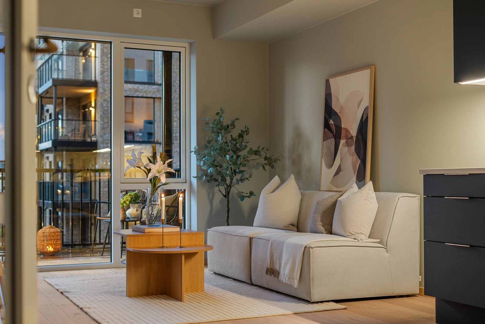 Kveldsro i stuen. Galleribilde