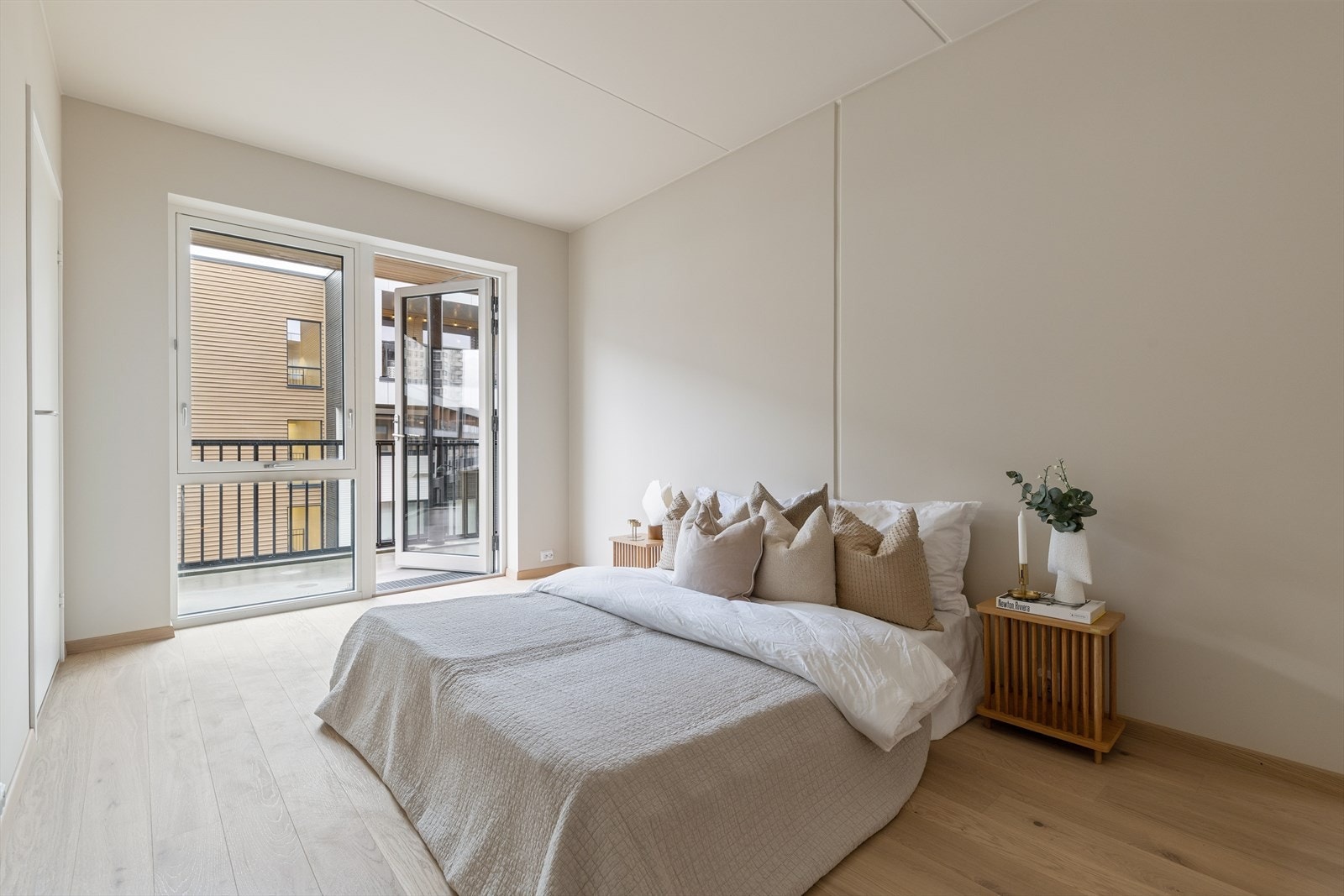 Utgang til balkong gir rommet lys og luft. Plass til dobbeltseng og garderobe gir praktisk innredning. Galleribilde