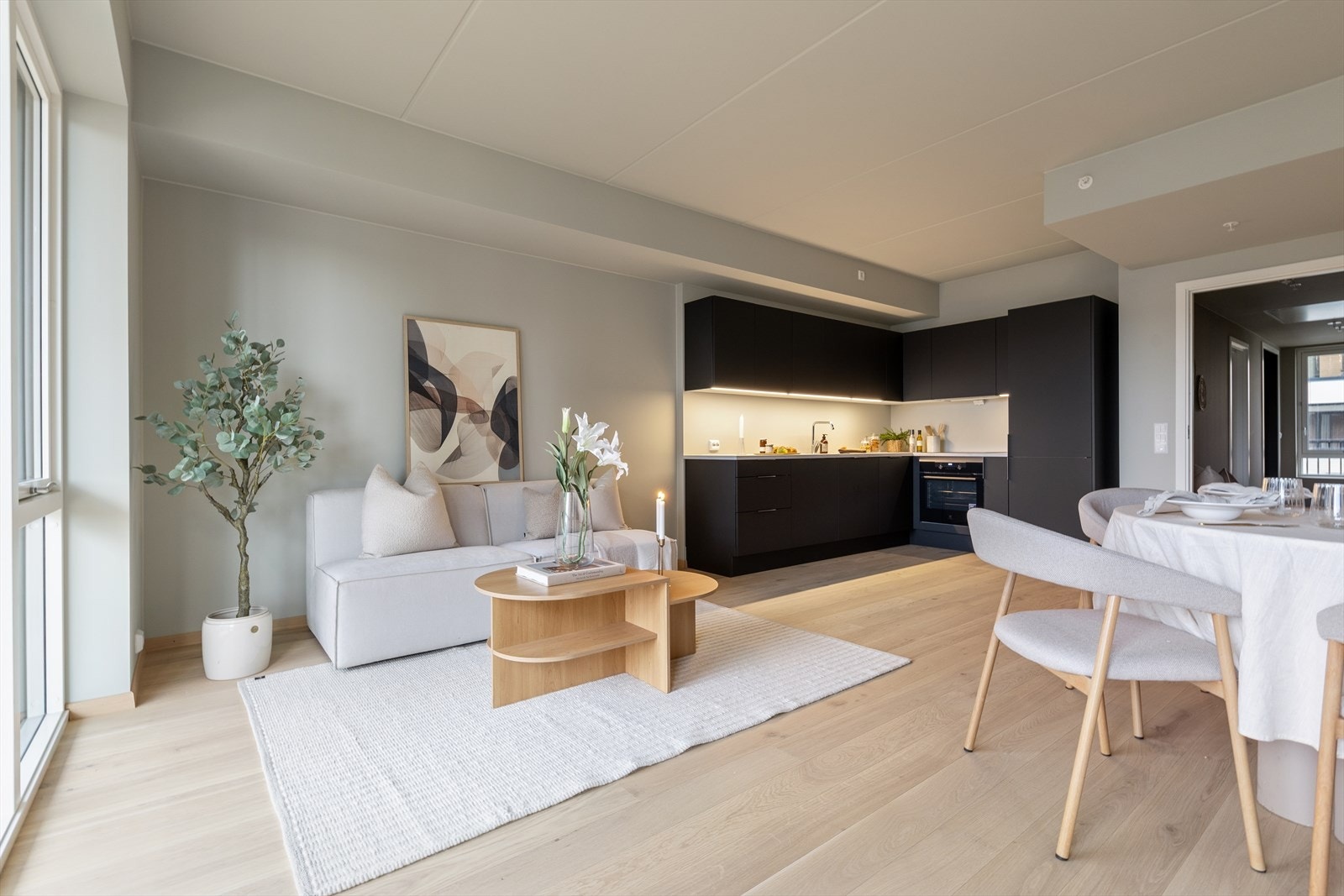 Åpen løsning mellom stue og kjøkken gir romslig oppholdsareal. Galleribilde