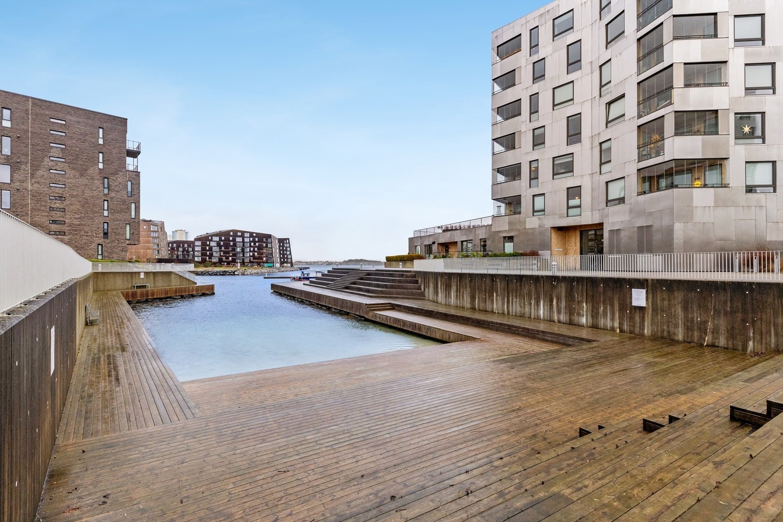 Nærhet til vannet gir mulighet for rekreasjon og maritime opplevelser rett utenfor døren. Galleribilde