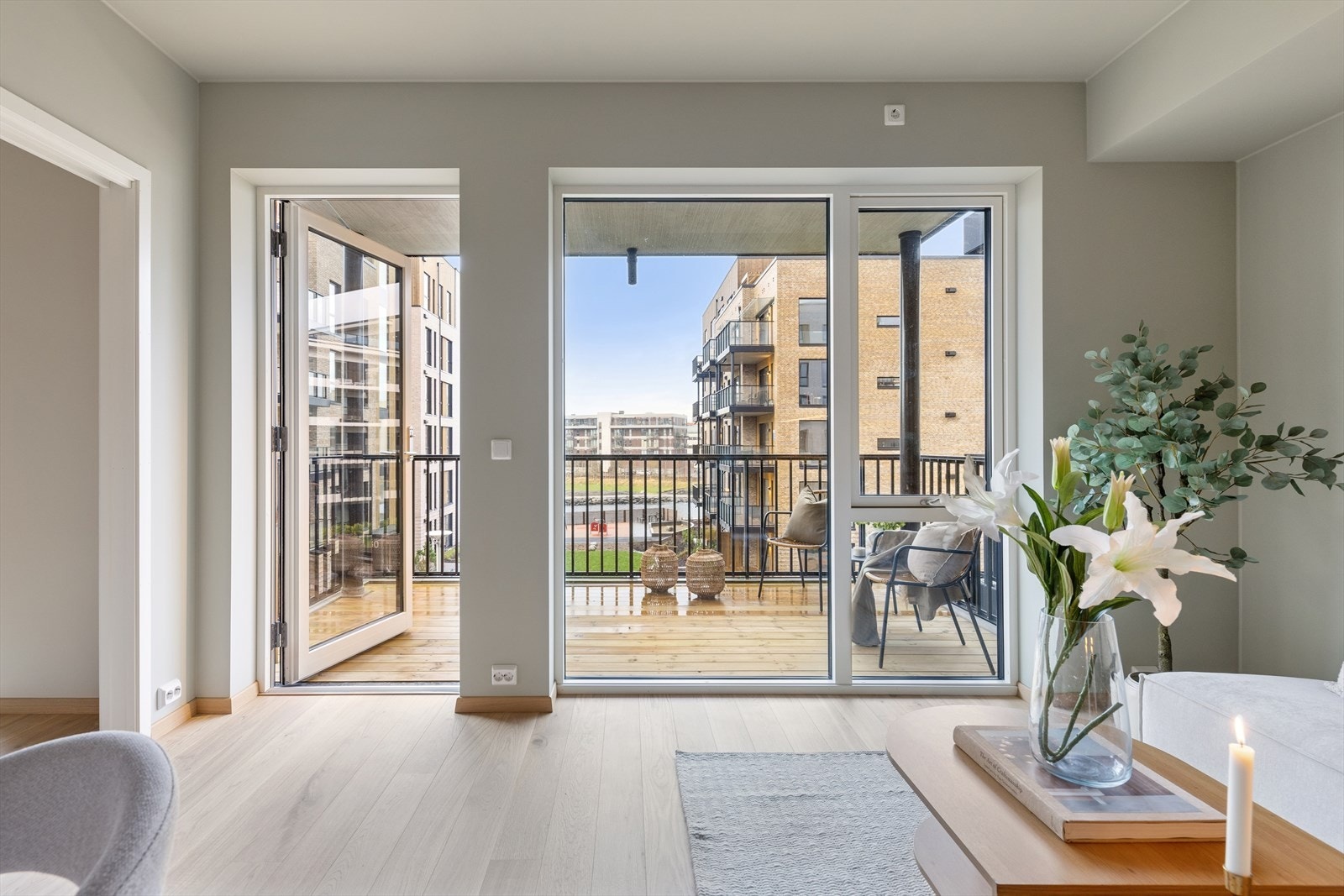 Store vindusflater gir naturlig lysinnslipp og utsikt mot nærområdet. Galleribilde