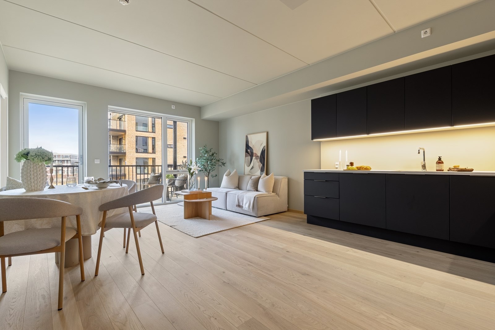 Plass til spisebord i tilknytning til kjøkkenet skaper en praktisk spiseplass. Galleribilde