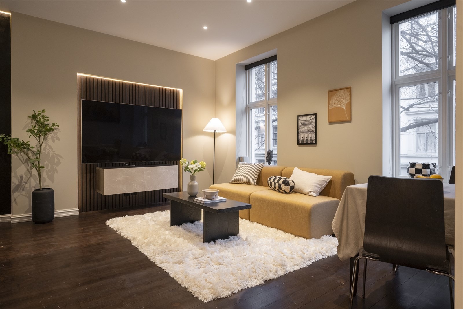 Stuen er enkel å møblere, med en gjennomtenkt TV-sone med spiler og downlights i himling. Galleribilde