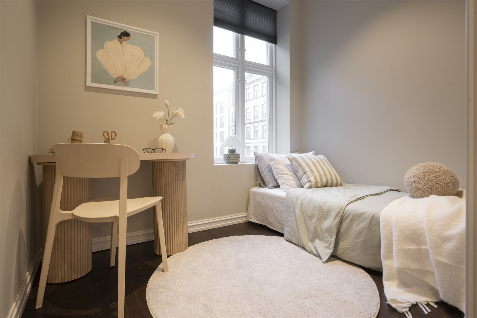 Leilighetens andre soverom passer utmerket som barnerom, gjesterom eller kontor. Galleribilde