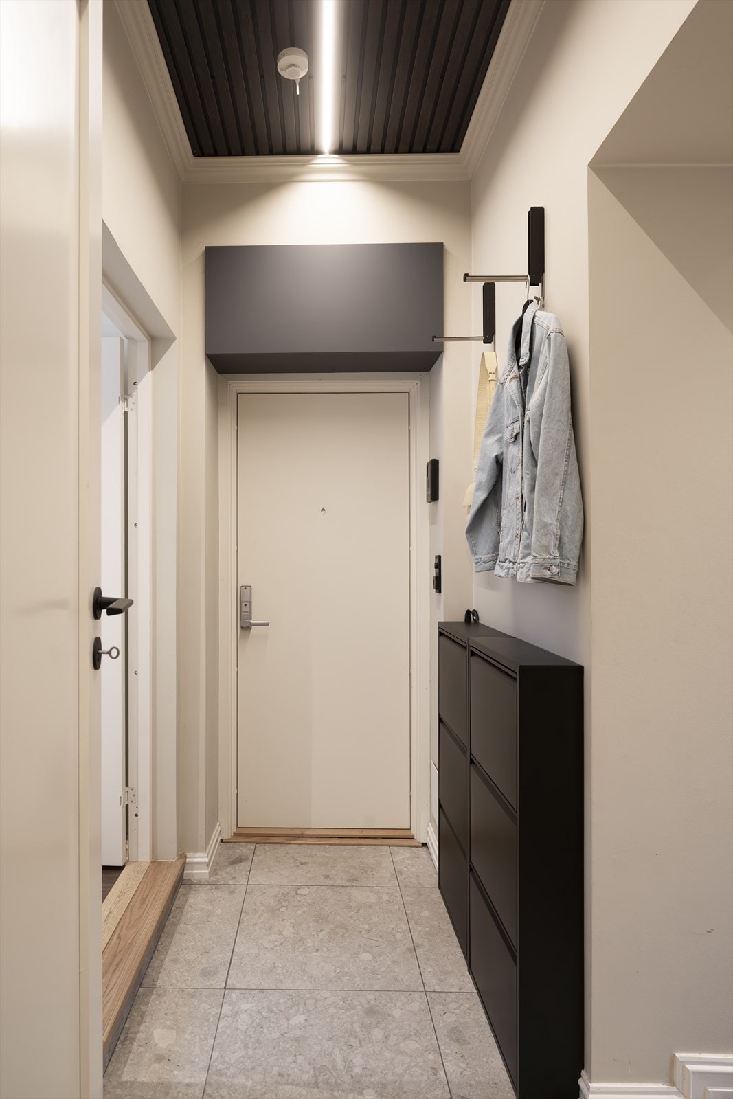 Du trer inn i en innbydende entré med flislagt gulv og behagelig gulvvarme. Galleribilde