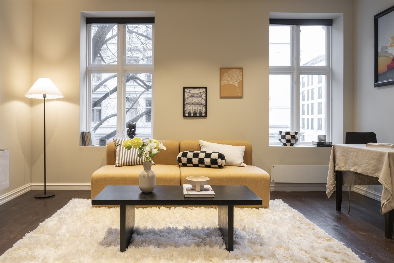 Store vindusflater og en sjenerøs takhøyde på 2,77 meter slipper inn rikelig med naturlig lys. Galleribilde