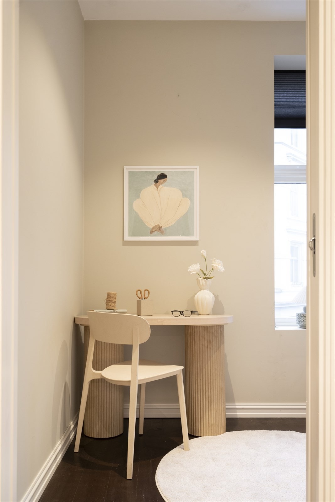 Rommet gir fleksibilitet for ulike innredningsløsninger, som for eksempel en hjemmekontorplass. Galleribilde