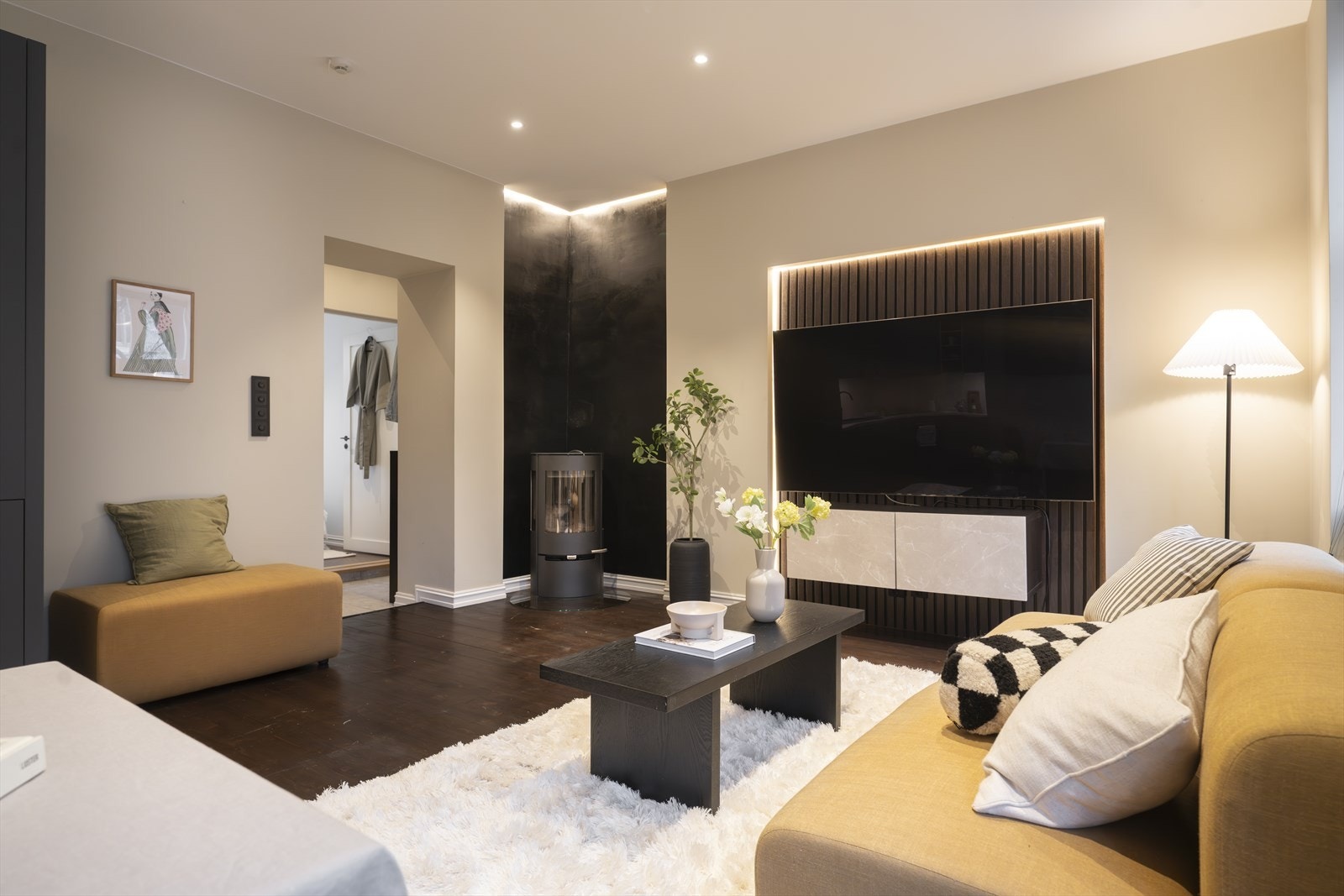 Leiligheten er vesentlig påkostet, med blant annet en ny peisovn fra 2023 som gir god varme. Galleribilde