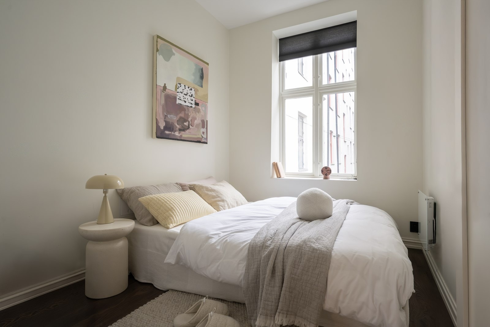 Hovedsoverommet har en god størrelse med plass til dobbeltseng og garderobeløsning. Galleribilde