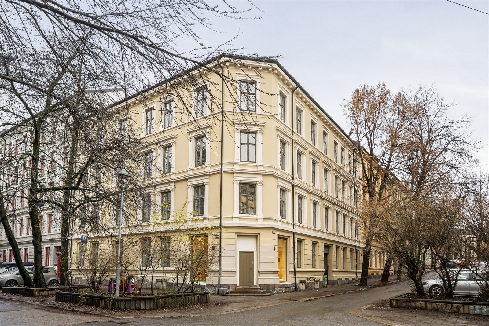 Leiligheten har en sentral beliggenhet i en klassisk og velholdt bygård fra 1898. Galleribilde