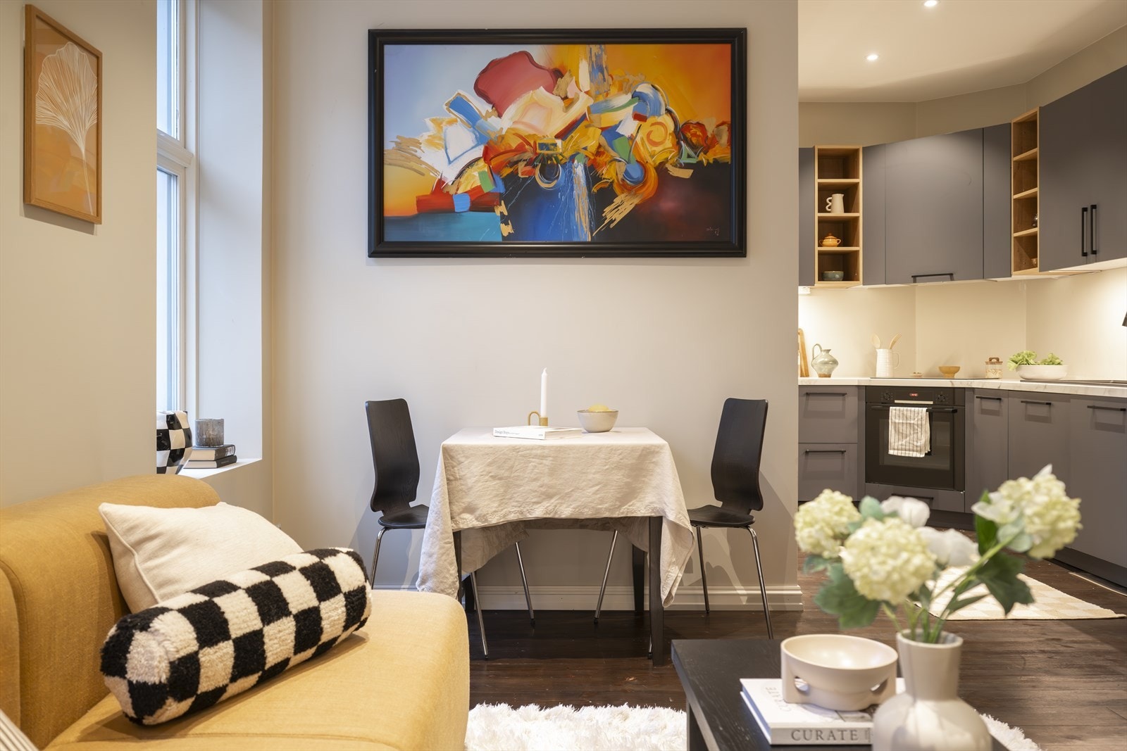 I tilknytning til kjøkkenet er det god plass for en hyggelig spiseplass. Galleribilde