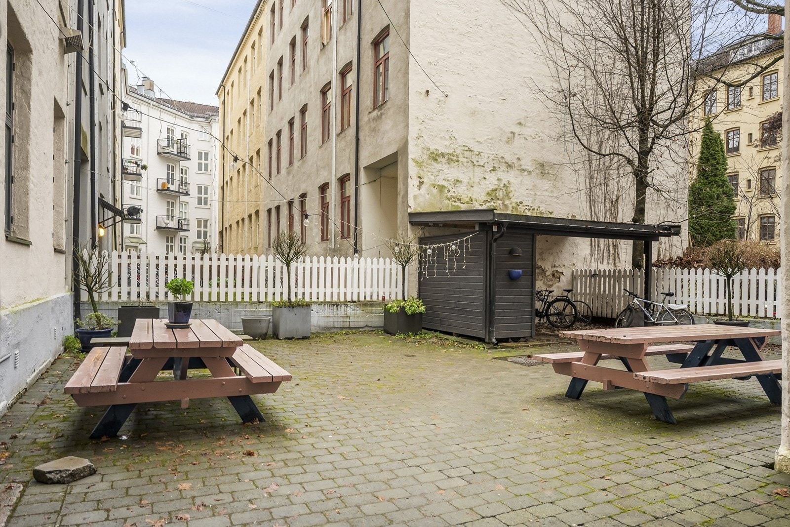 I bakgården er det et hyggelig fellesareal med sittegrupper for beboerne. Galleribilde