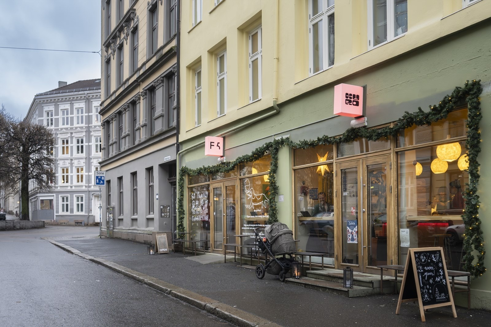 Grünerløkka er kjent for sitt pulserende liv med et rikt utvalg av kafeer, barer og restauranter. Galleribilde