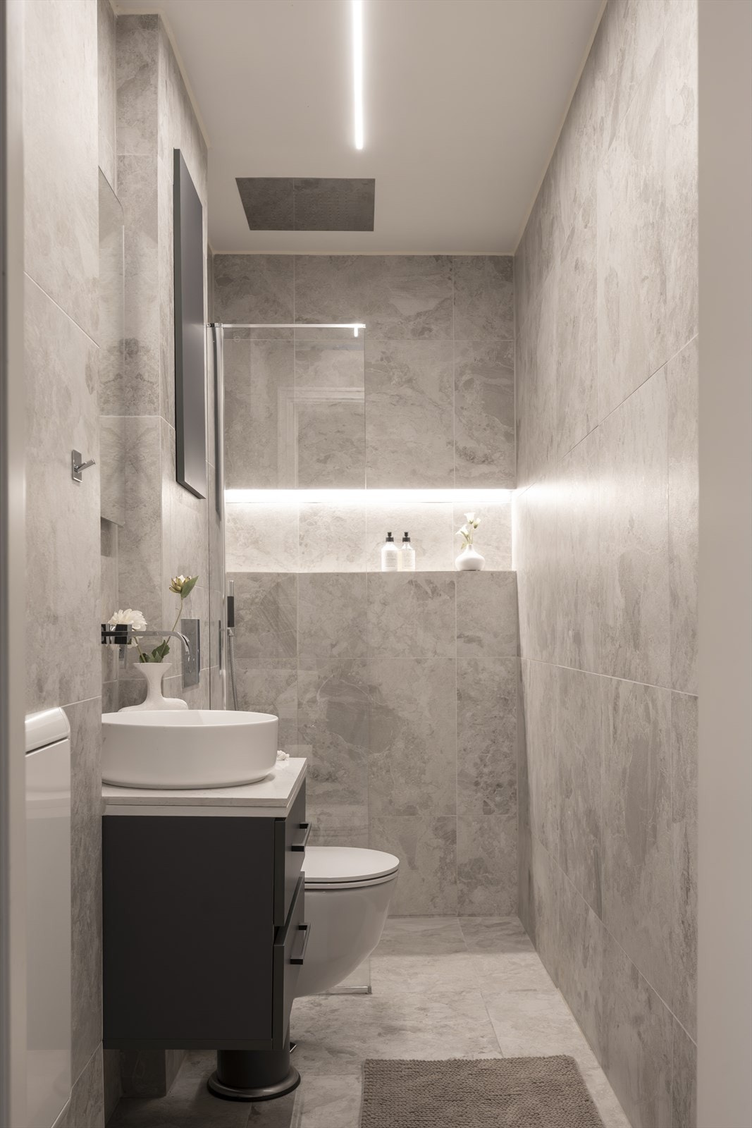 Badet ble totalrenovert i 2023 og har en elegant utførelse med delikate fliser. Galleribilde