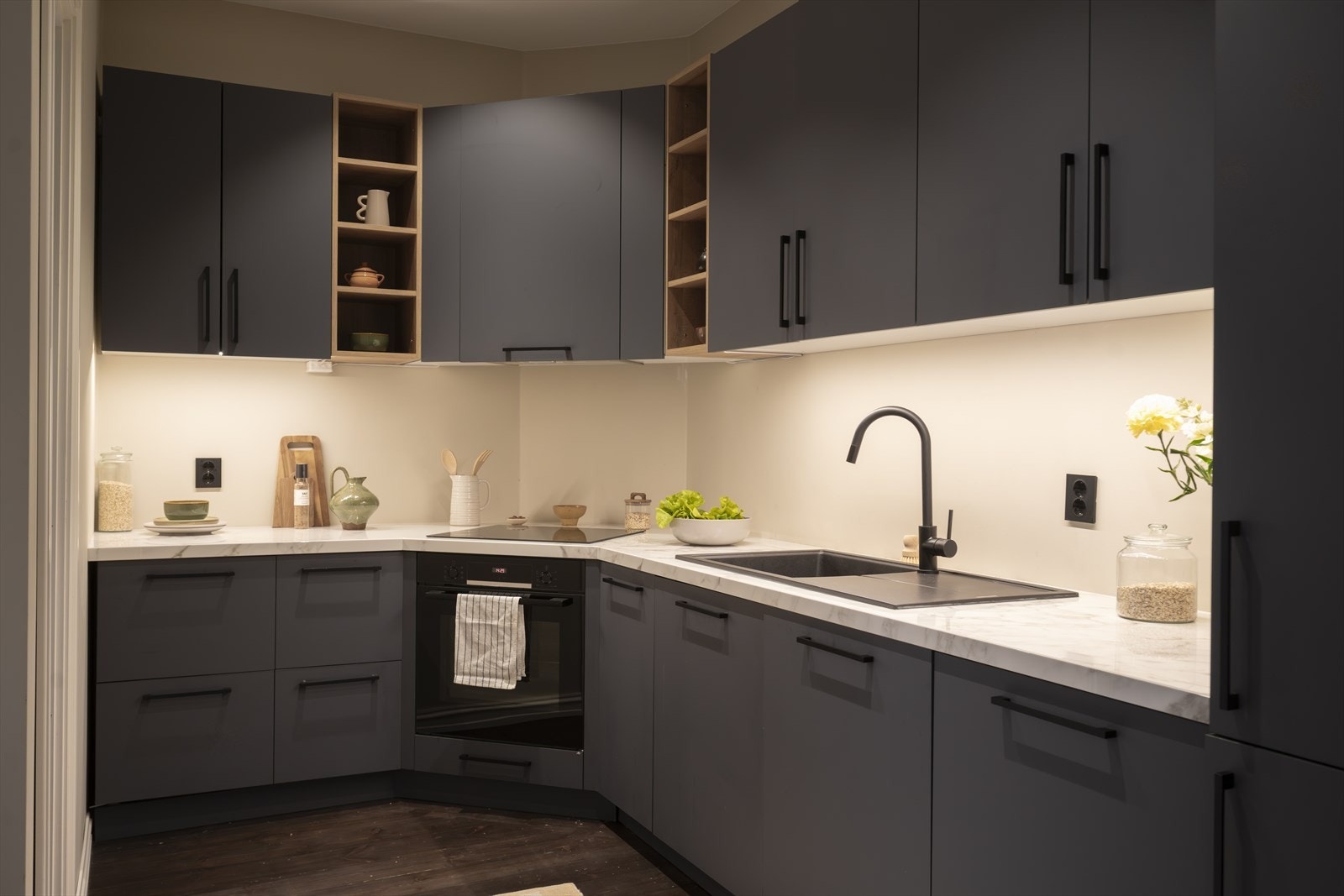 Kjøkkenet fra 2023 har glatte fronter, støpt benkeplate og integrerte hvitevarer. Galleribilde