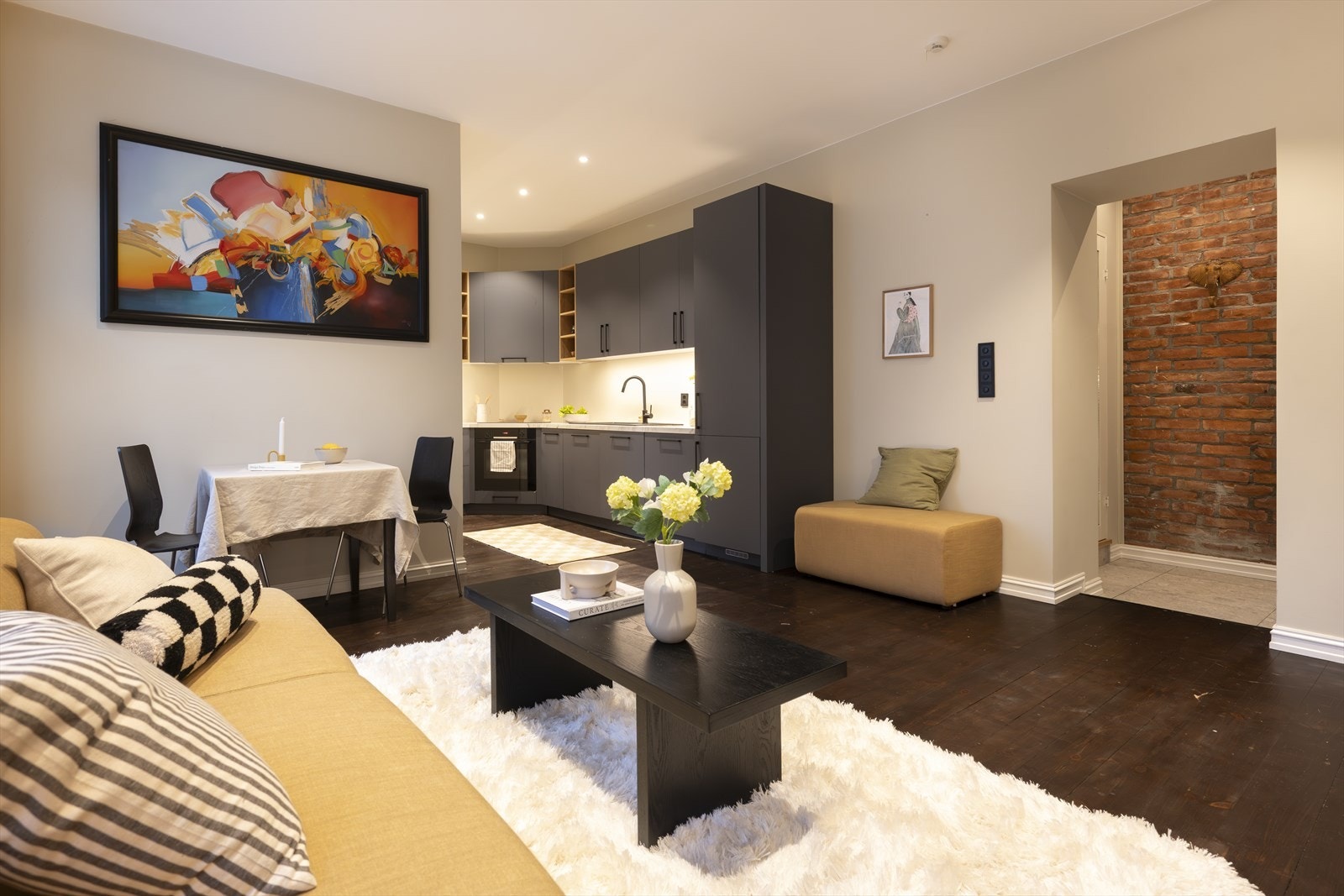 Den åpne løsningen mellom stue og kjøkken gir en sosial og romslig følelse. Galleribilde